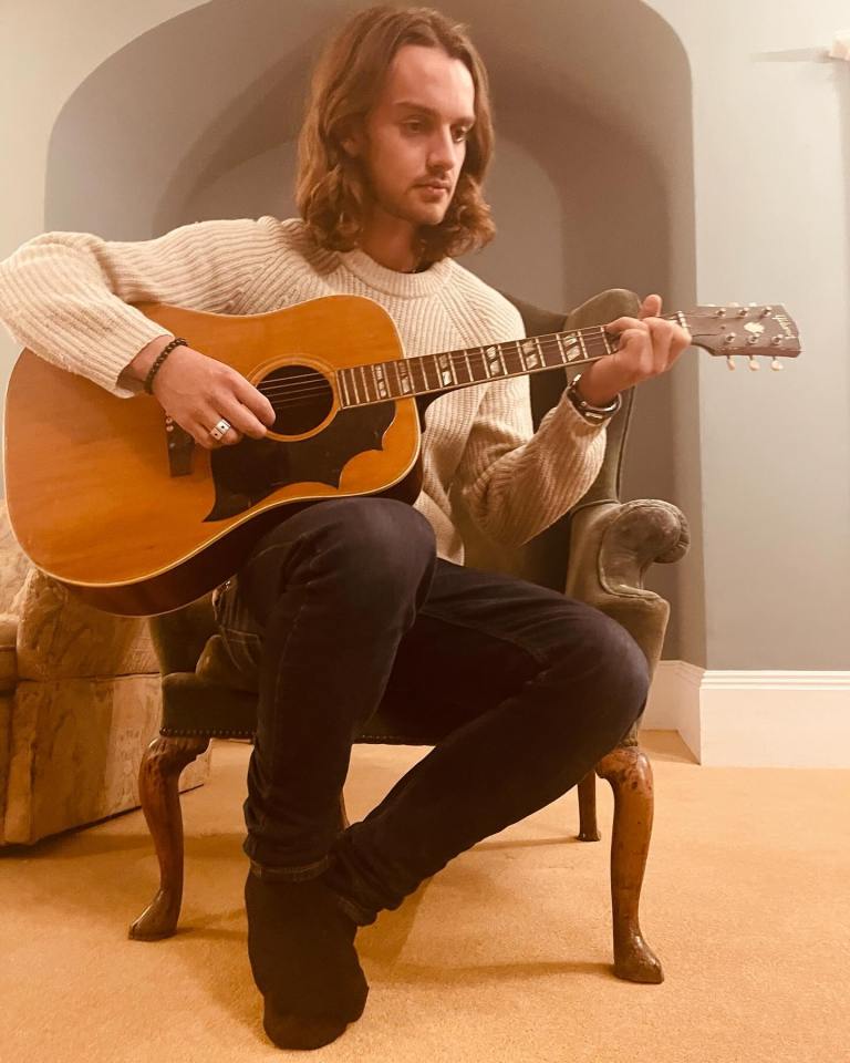 This 24-year-old bears a striking resemblance to his singer-songwriter dad