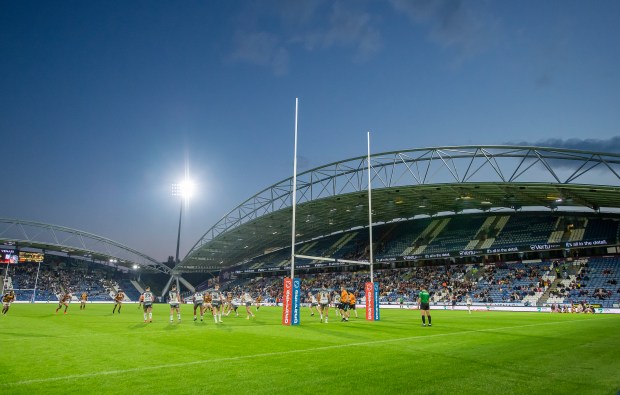 a rugby game is being played in a stadium with a banner that says &quot; all to the goal &quot;