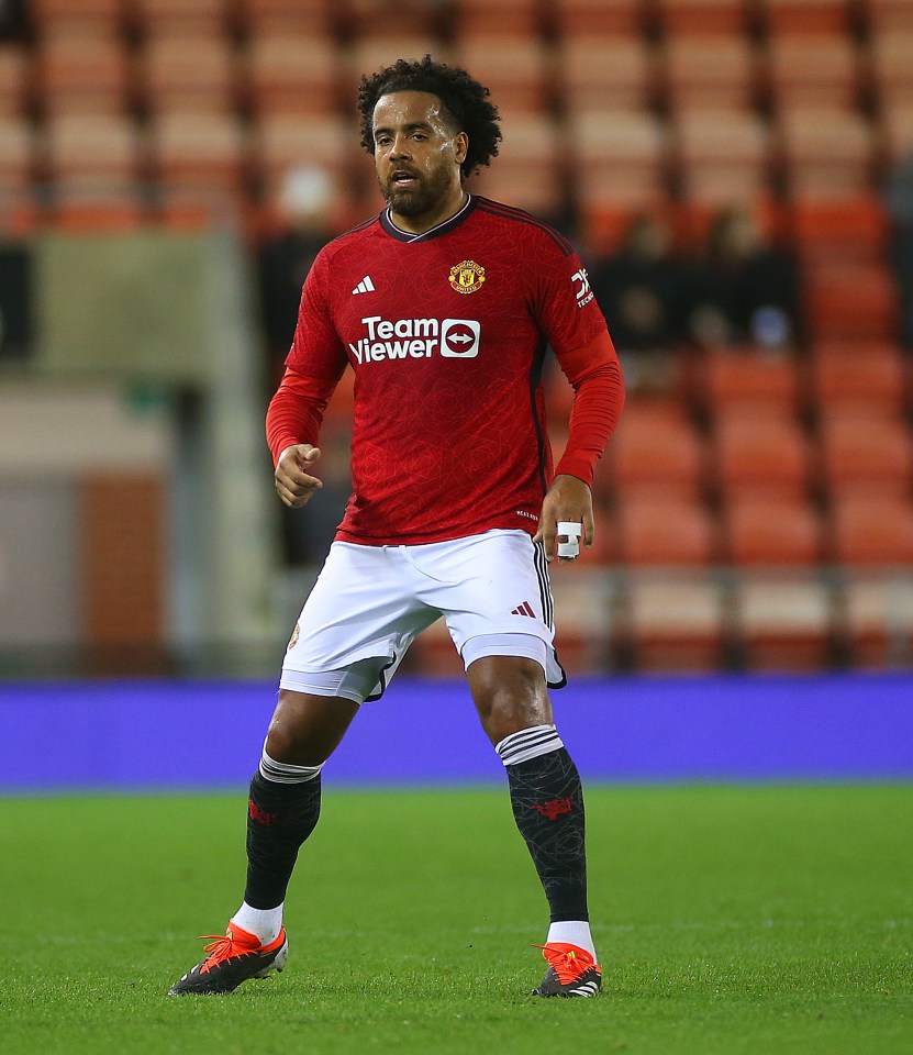 a soccer player wearing a red jersey that says teamviewer