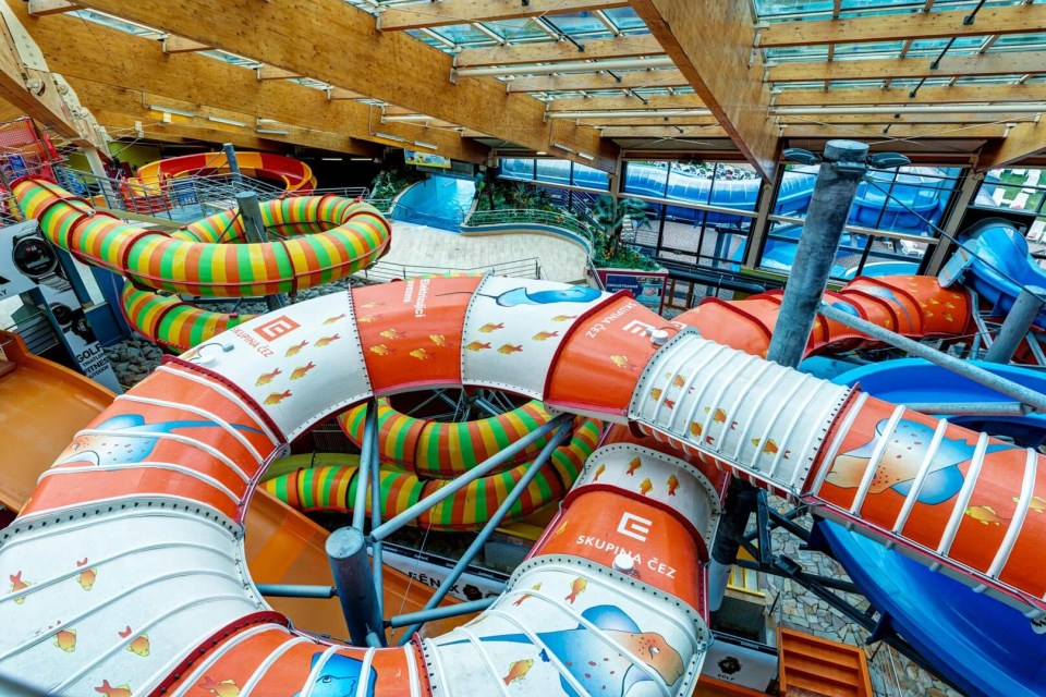 a water slide with the letter e on it