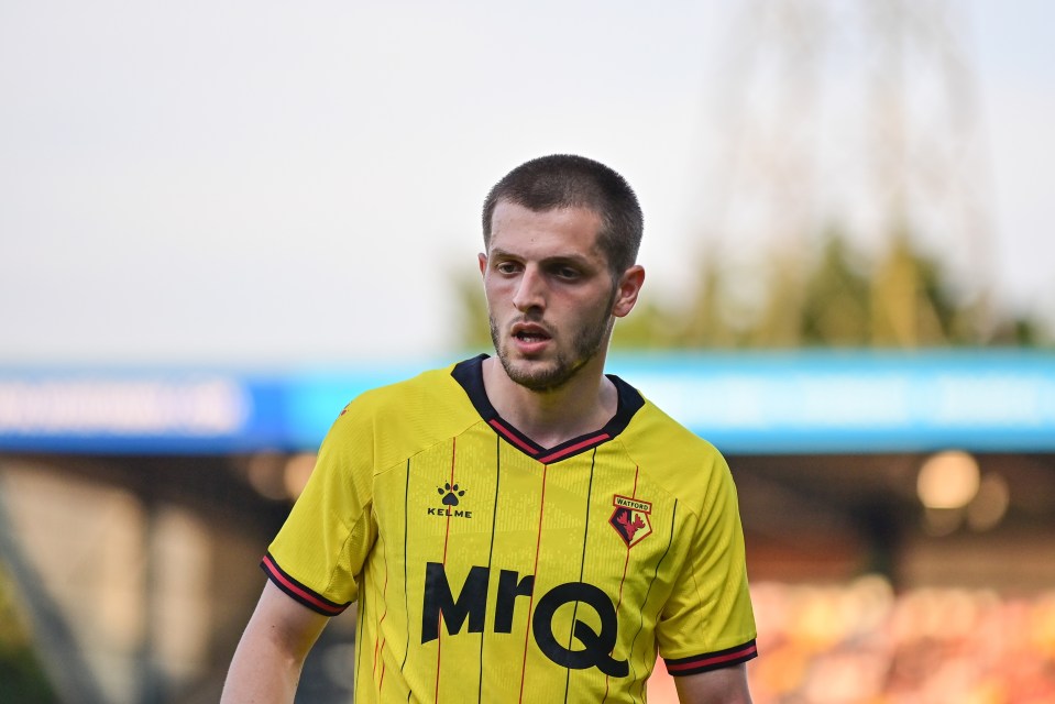 a soccer player wearing a yellow and black jersey with the word kelme on it