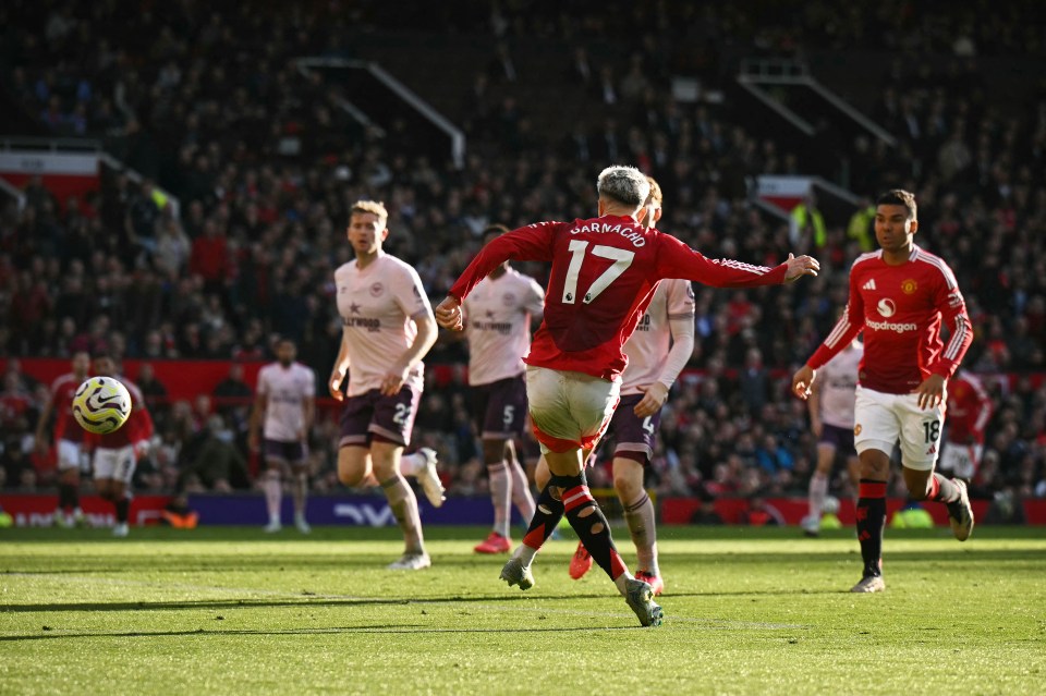 Alejandro Garnacho angled the Red Devils level