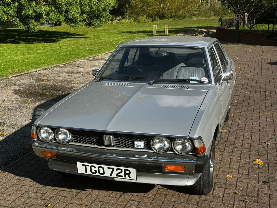 a silver car with a license plate that says tgo 72r