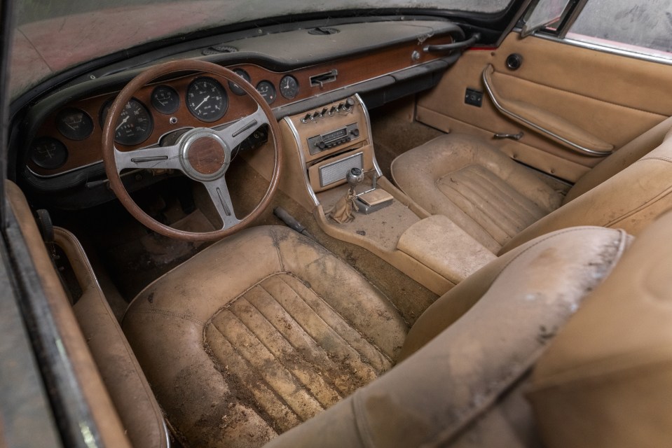 the interior of an old car has a dirty seat and a dirty steering wheel