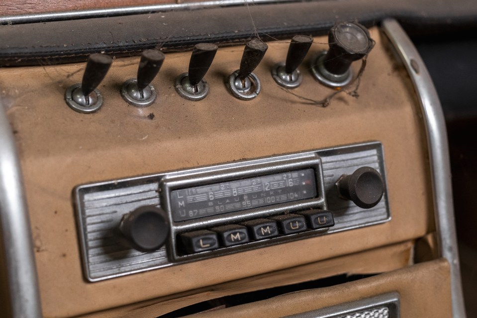 a radio with the letters m and l on it