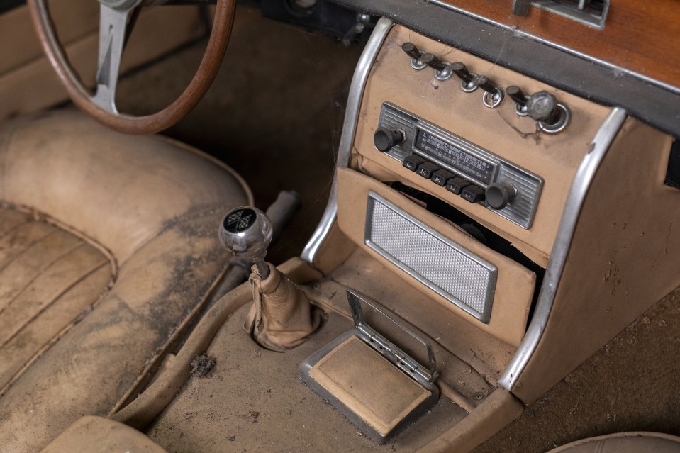 a dirty car dashboard with a radio that says fm on it