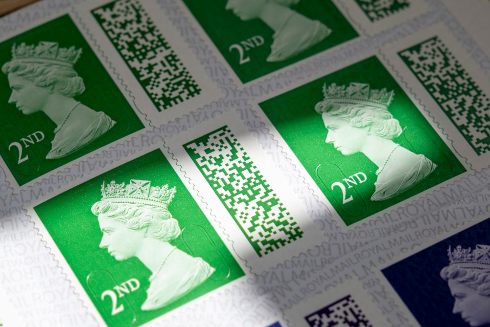 a sheet of green 2nd stamps with queen elizabeth ii on them