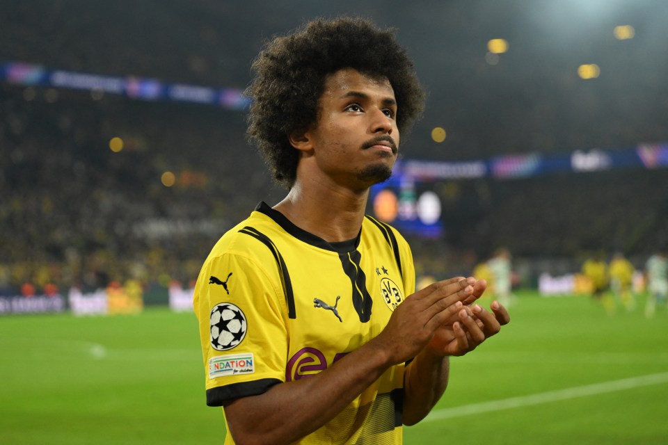 a soccer player wearing a yellow jersey with the word norton on it