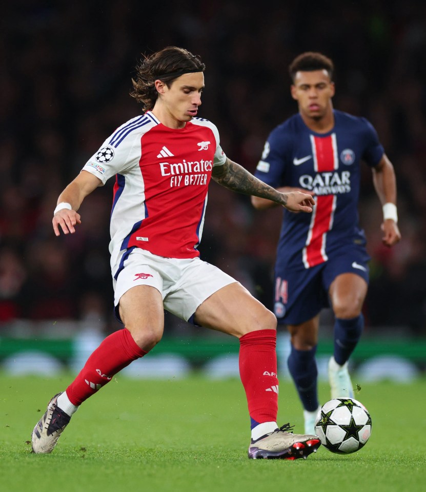 a soccer player with emirates fly better on his jersey