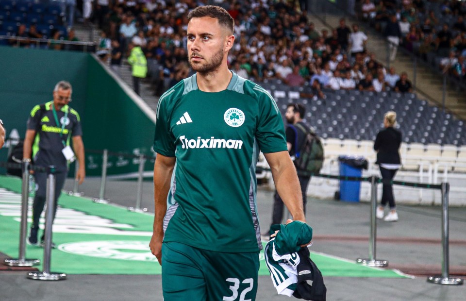 a soccer player with the number 32 on his jersey