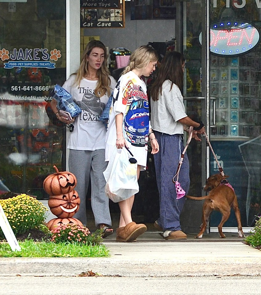 Kate wore joggers, an over-sized T-shirt and sandals