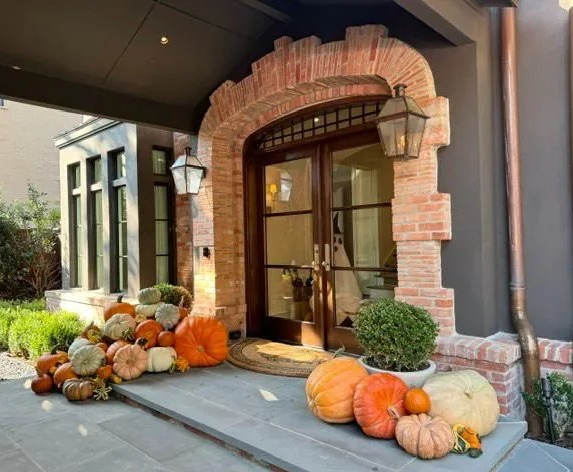 Heather has been crafting stunning porch designs since her neighbours pointed out her natural flair for it