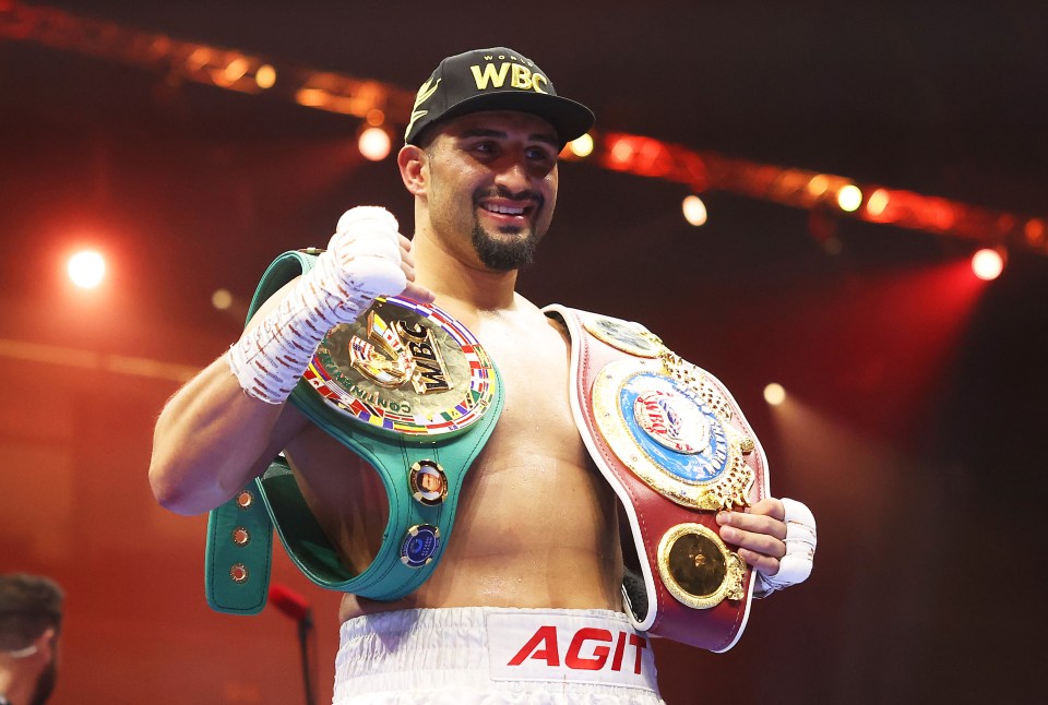 a boxer wearing a hat that says wbc on it