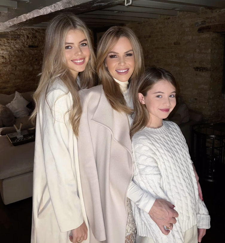 The star with her daughters Lexi and Hollie