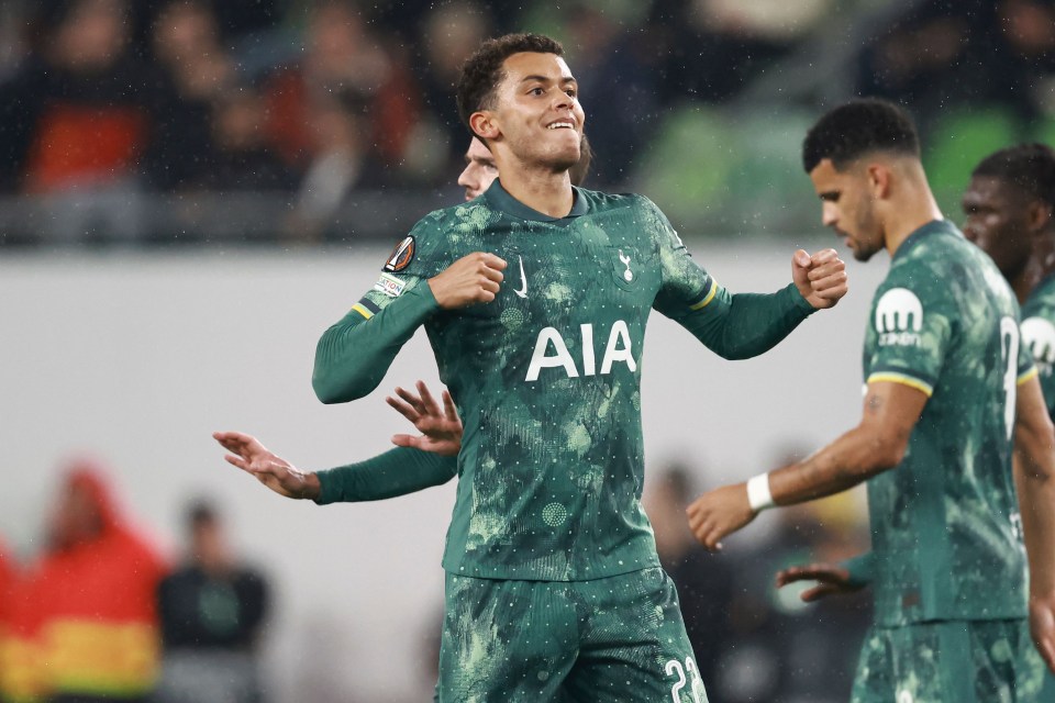 soccer player wearing a green jersey with aia on it