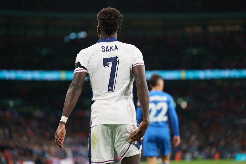 a soccer player with saka on the back of his jersey