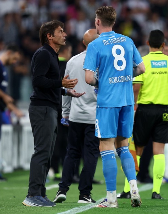 Turin, Italy - September 21: Antonio Conte, head coach of Ssc Napoli speaks with Scott McTominay of Ssc Napoli during the Serie A match between Juventus and Napoli at Allianz Stadium on September 21, 2024 in Turin, Italy. (Photo by sportinfoto/DeFodi Images via Getty Images)