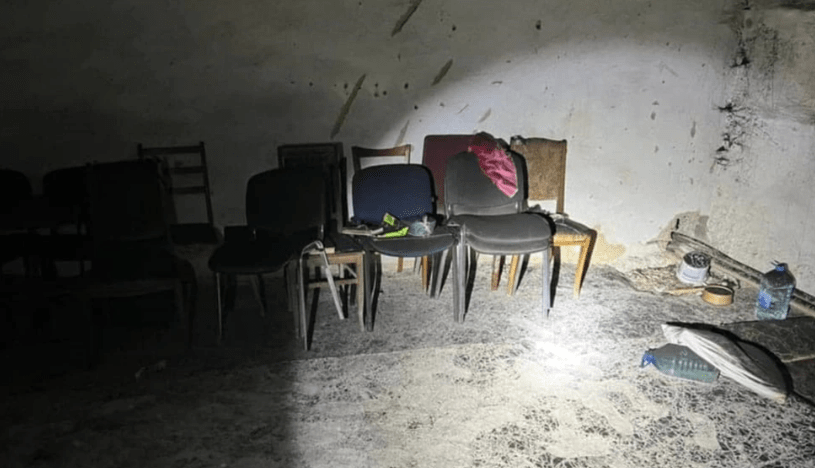 a row of chairs are lined up in a dark room