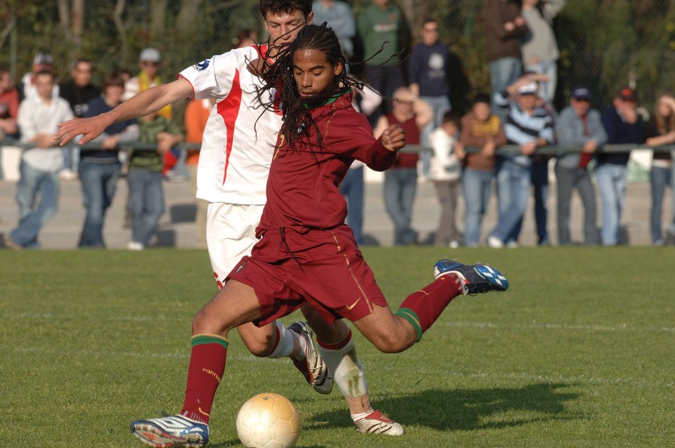 a soccer player with the number 10 on his jersey