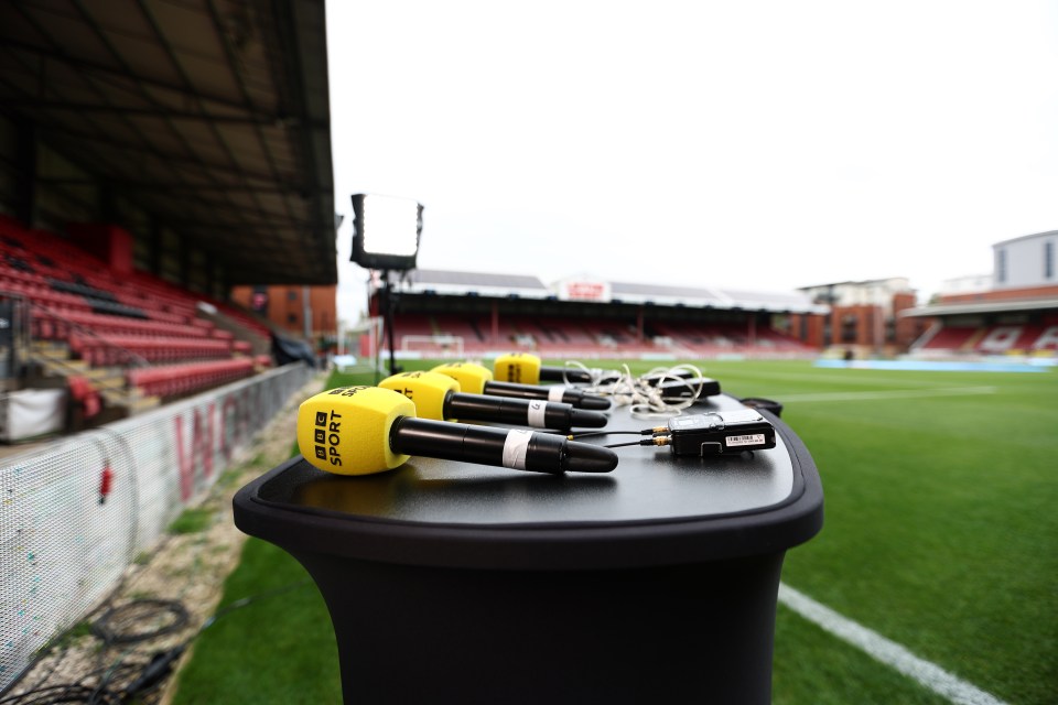 a bunch of microphones with the word sport on them