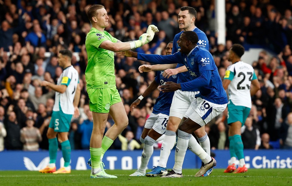 Everton's players celebrated wildly after Pickford's save from 12 yards