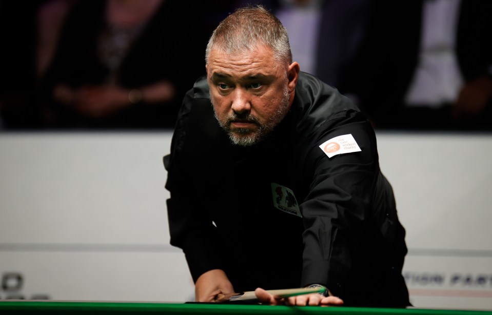 Stephen Hendry has criticised Shaun Murphy for applauding his opponent