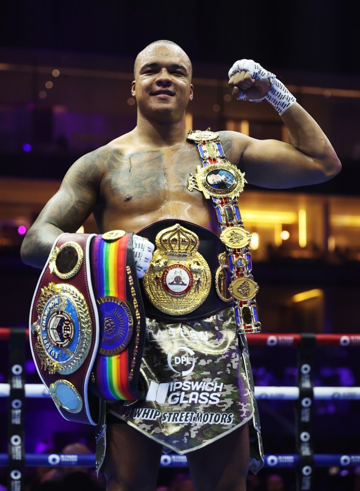 a boxer with a belt that says ' ipswich glass ' on it