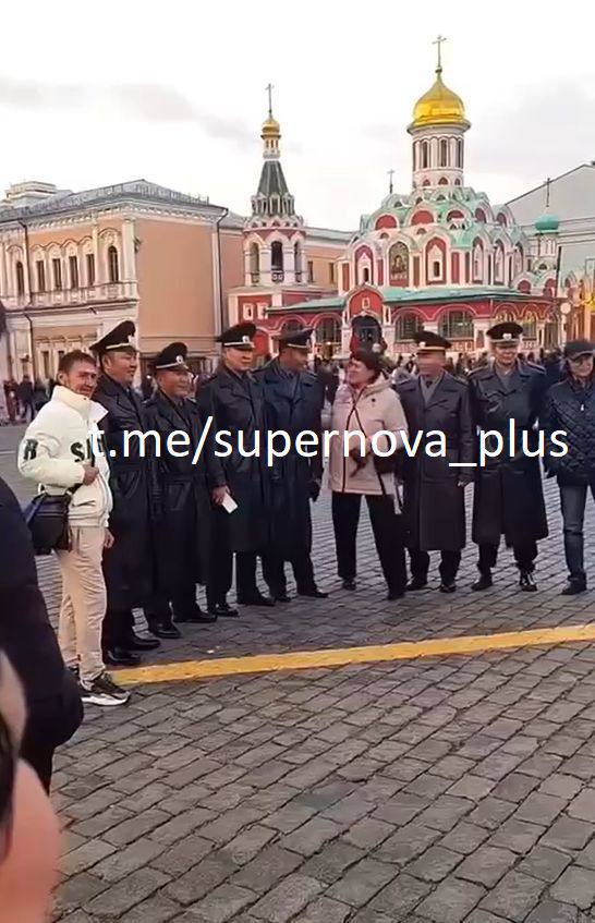 Worrying footage appears to show North Korean soldiers posing for photos in the Red Square