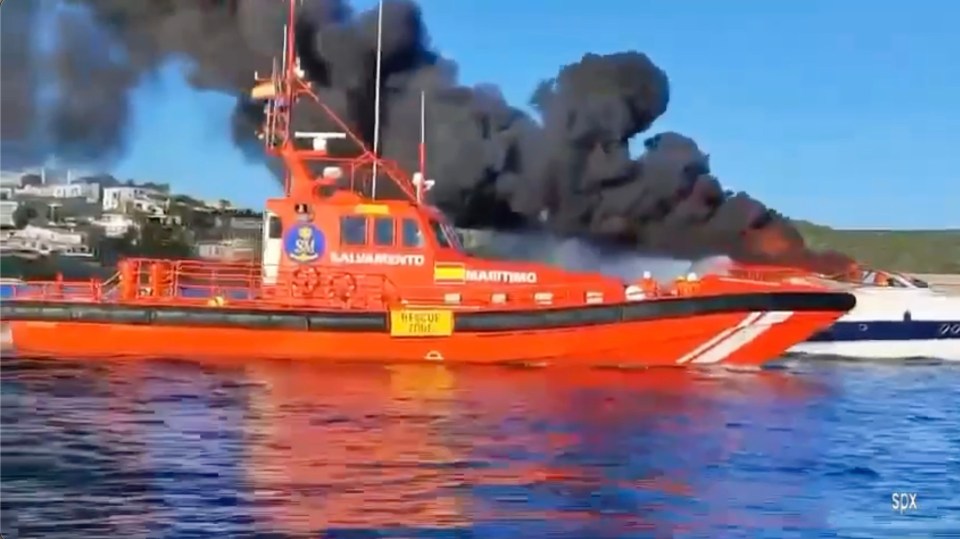 a red boat that says salvamento on it