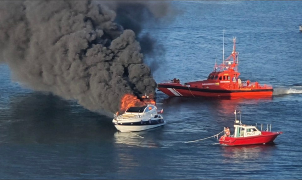 a red boat with the word policia on it