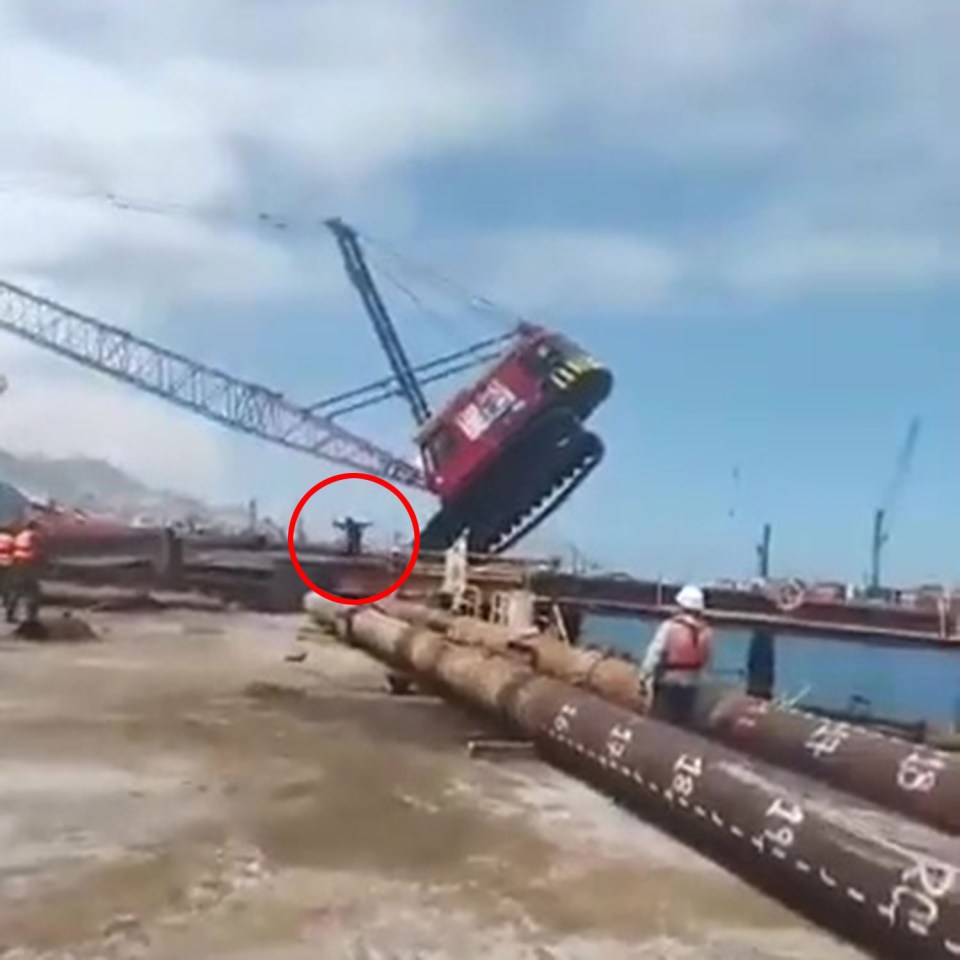 a red crane with the letters rm on it