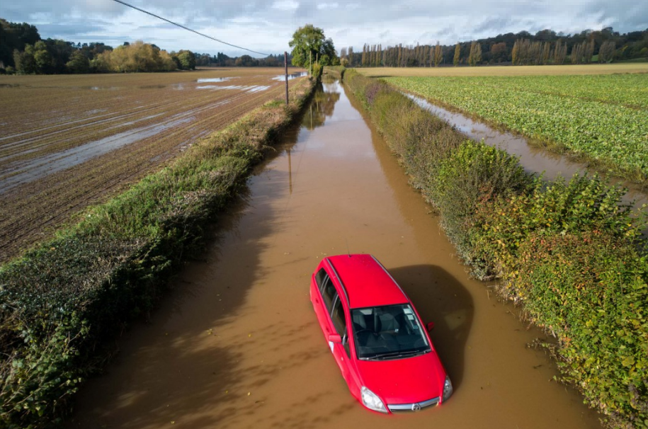 A car struggling amid flooding in Lindridge, Worcestershire