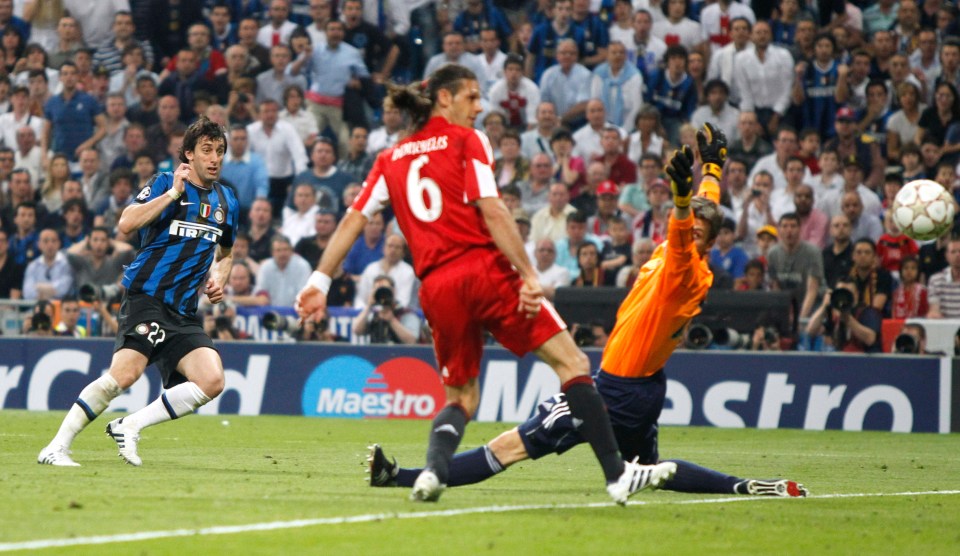 a soccer player with the number 6 on his jersey