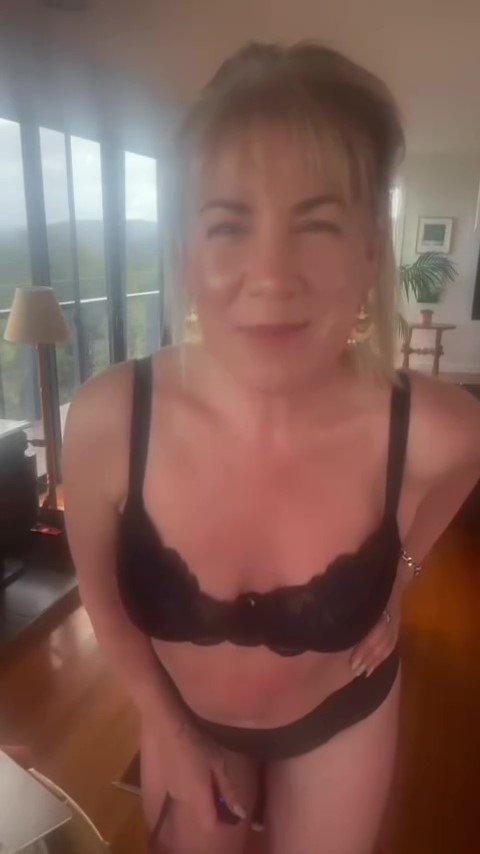 Lucinda Light wowed in a black lingerie set