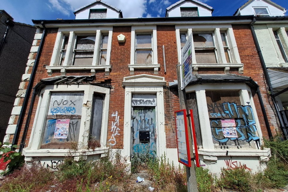 Disgusted residents have branded the abandoned Oxford House in Swindon,Wiltshire, a 'serious health hazard'