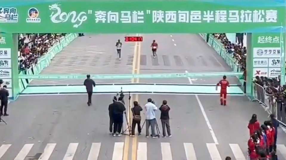 a group of people watching a race with a sign that says rong