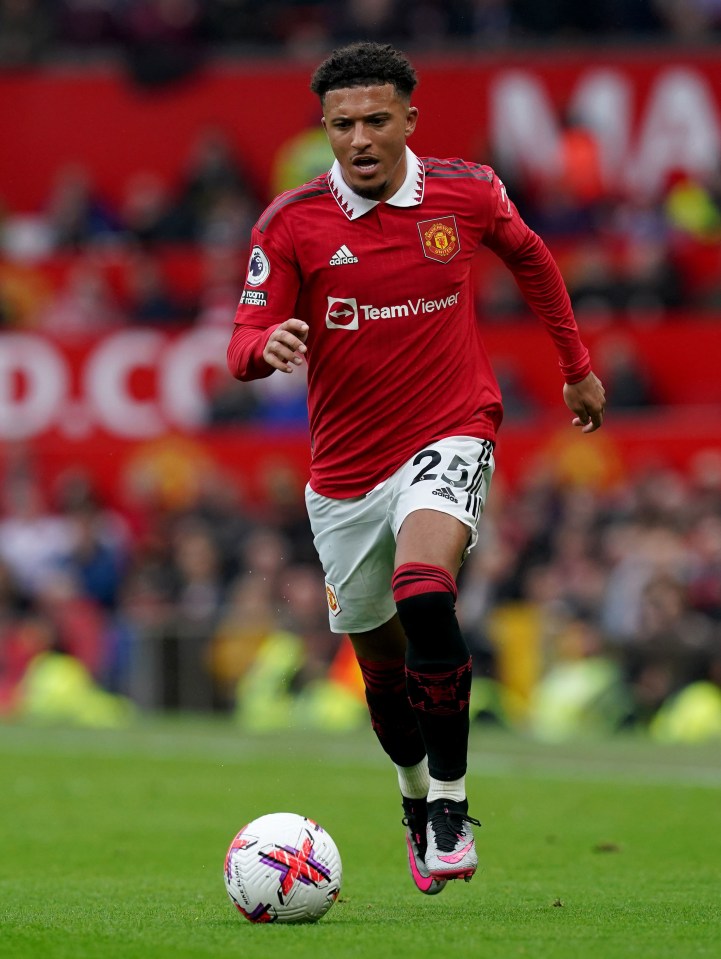 a soccer player wearing a red jersey that says teamviewer on it