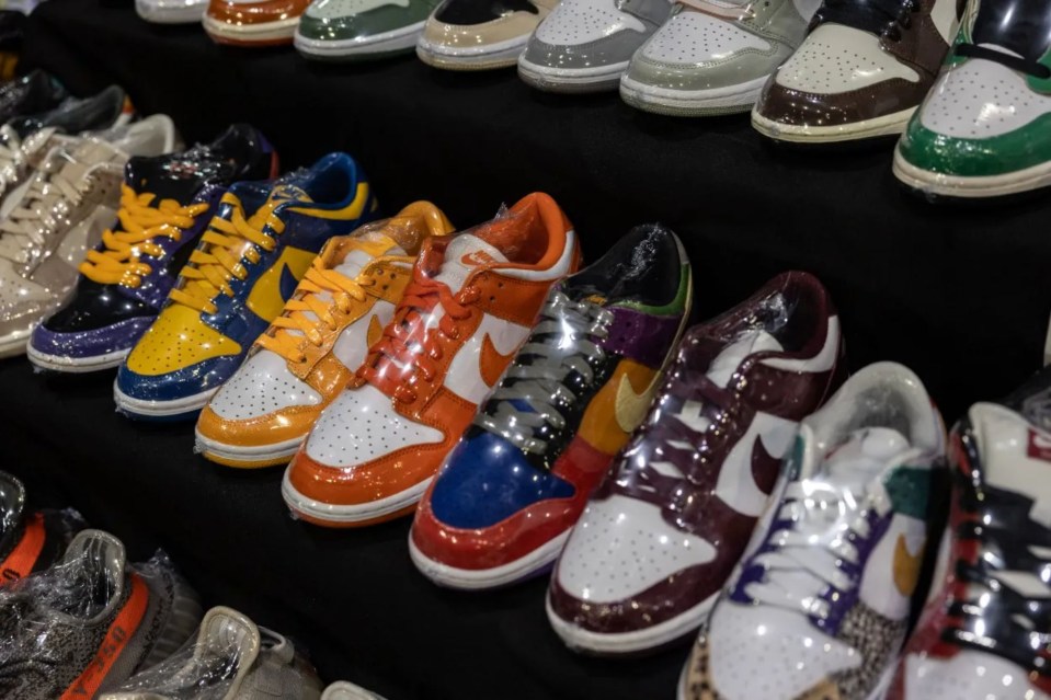 a bunch of nike shoes are lined up on a table