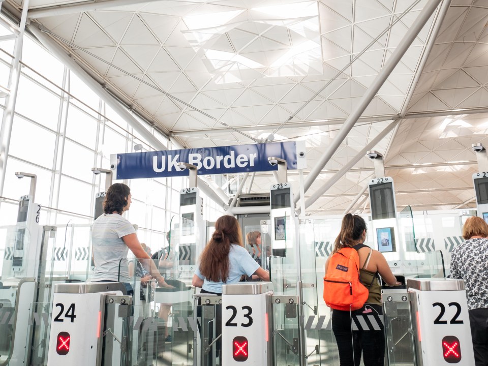 a blue sign that says uk border on it