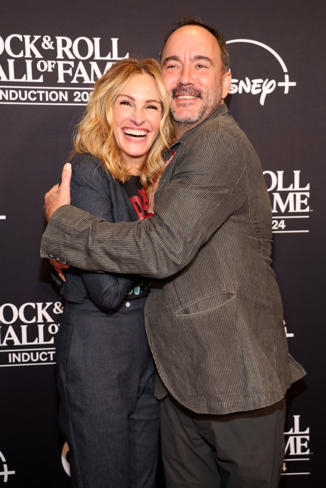 Julia Roberts and Dave Matthews at the induction ceremony