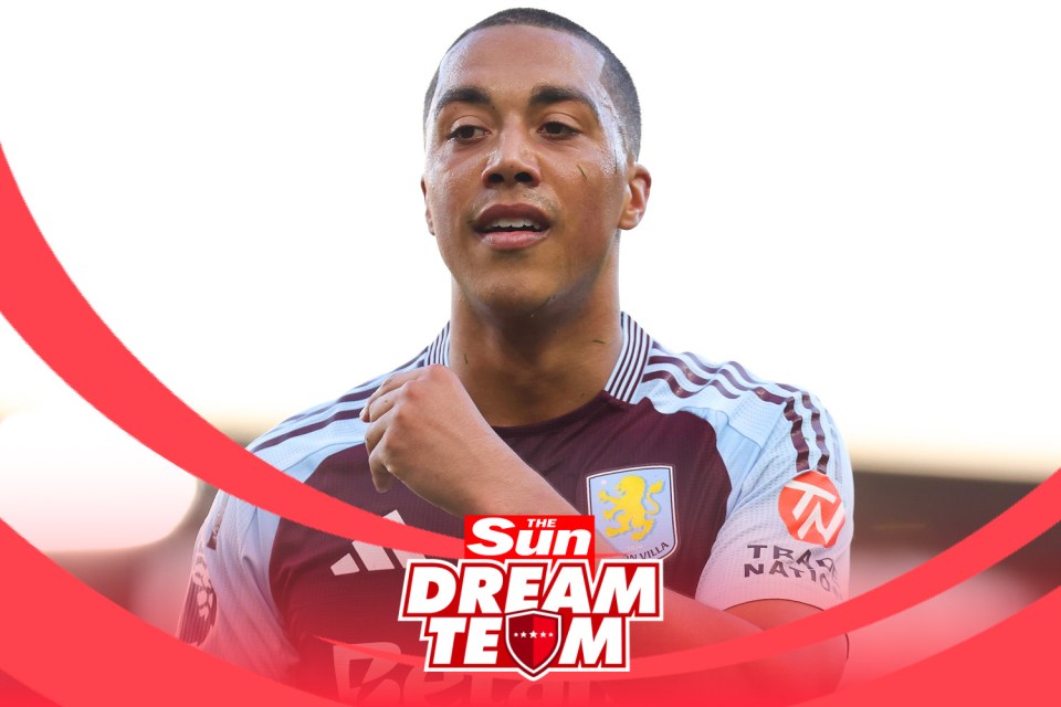 a soccer player wearing a shirt that says the sun dream team