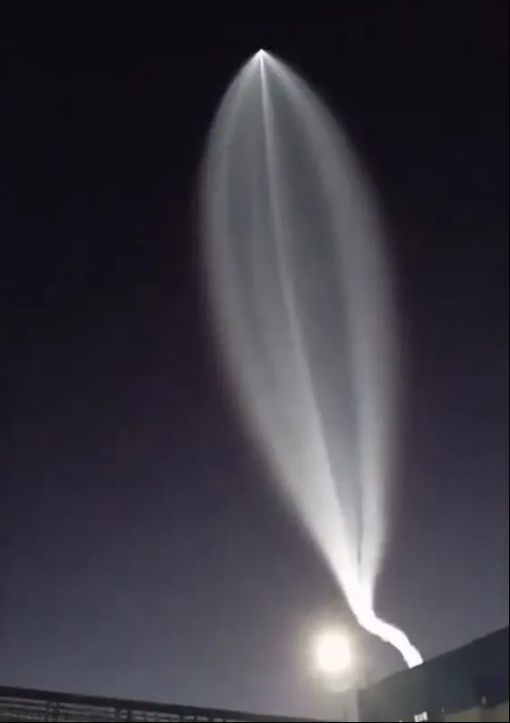 Terrifying footage showed Putin’s new ‘Oreshnik’ hypersonic missile over the city of Dnipro, Ukraine