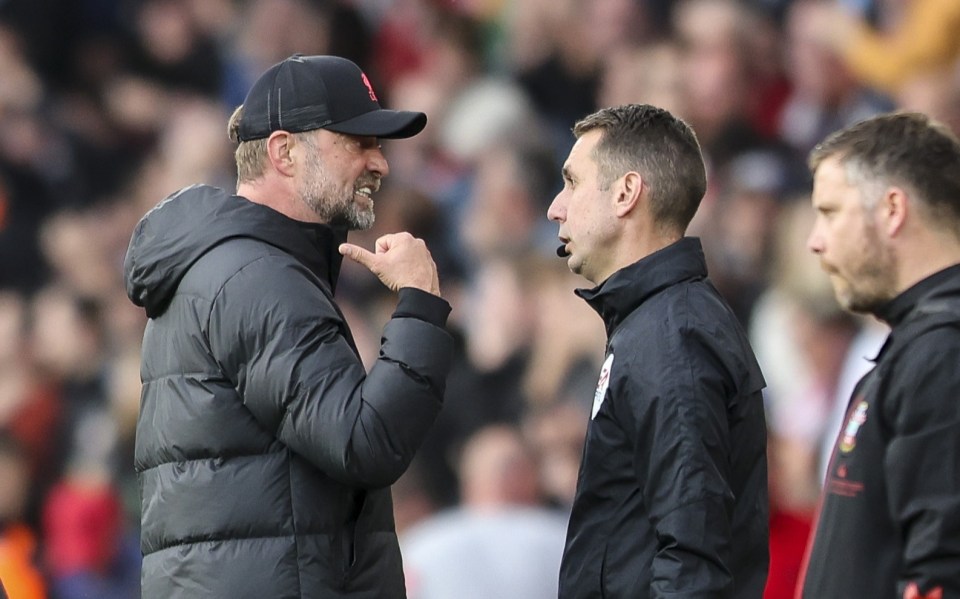 SOUTHAMPTON, ENGLAND - MAY 17: Head Coach Jurgen Klopp of Liverpool complains to fourth official David Coote after Nathan Redmond of Southampton scores a goal to make it 1-0 during the Premier League match between Southampton and Liverpool at St Mary's Stadium on May 17, 2022 in Southampton, England. (Photo by Robin Jones/Getty Images)