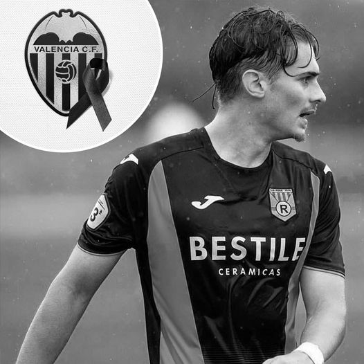 a black and white photo of a man wearing a bestile ceramicas jersey