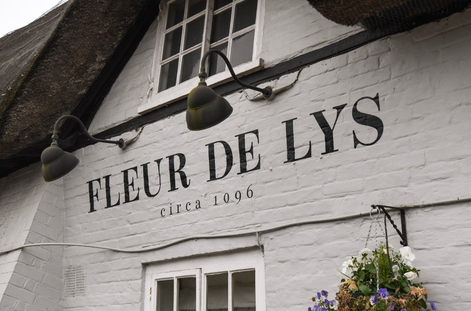 fleur de lys is written on the side of a building