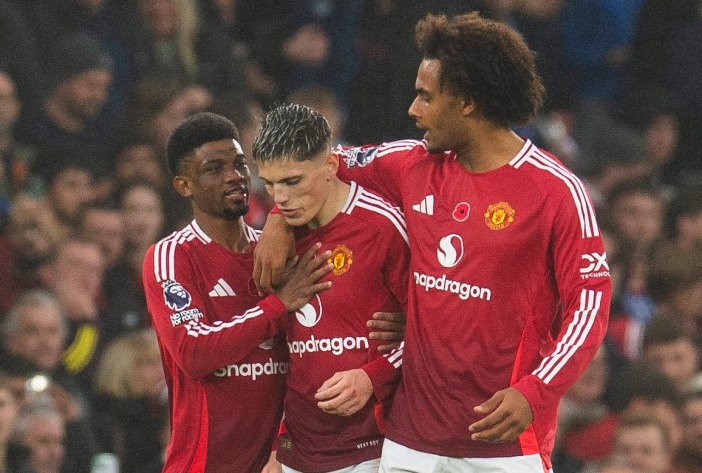 Amad Diallo and Joshua Zirkzee urged Garnacho to celebrate his goal against Leicester