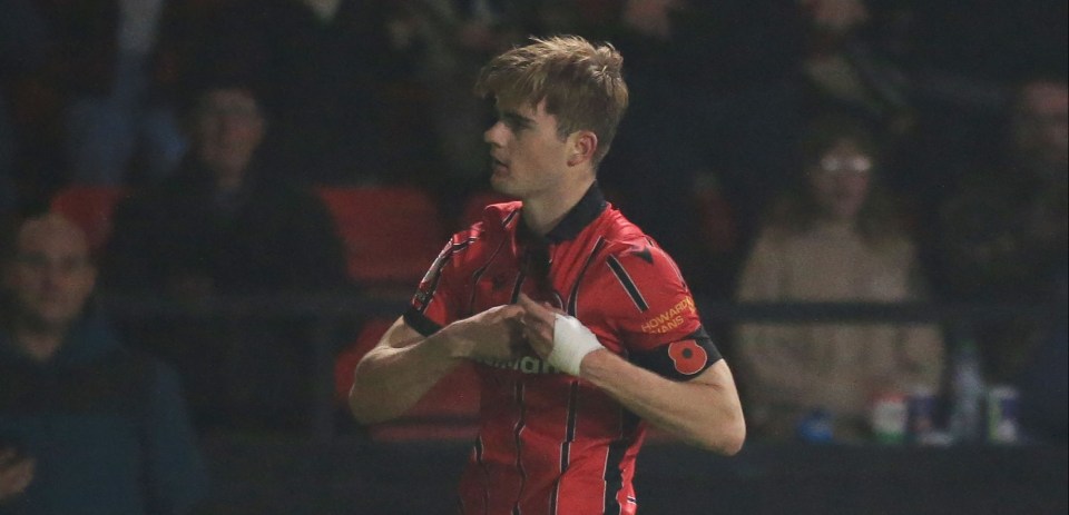 a soccer player with the number 7 on his jersey