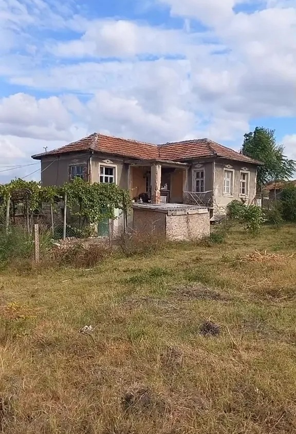 For just £7,000 the savvy couple bagged themselves a property, which also came with a free house and a huge barn, situated on two acres of land