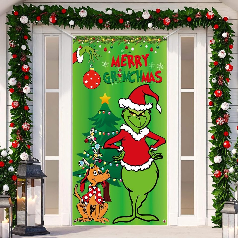 Taking inspiration from the garden shower curtain trend, Kirsty Jane Feeney gave her pad the ultimate Grinch overhaul, leaving many totally stunned