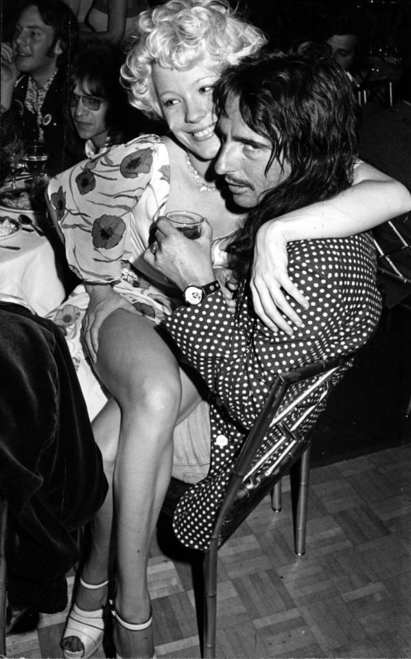 Pamela perched on rock wildman Alice Cooper’s knee in 1974